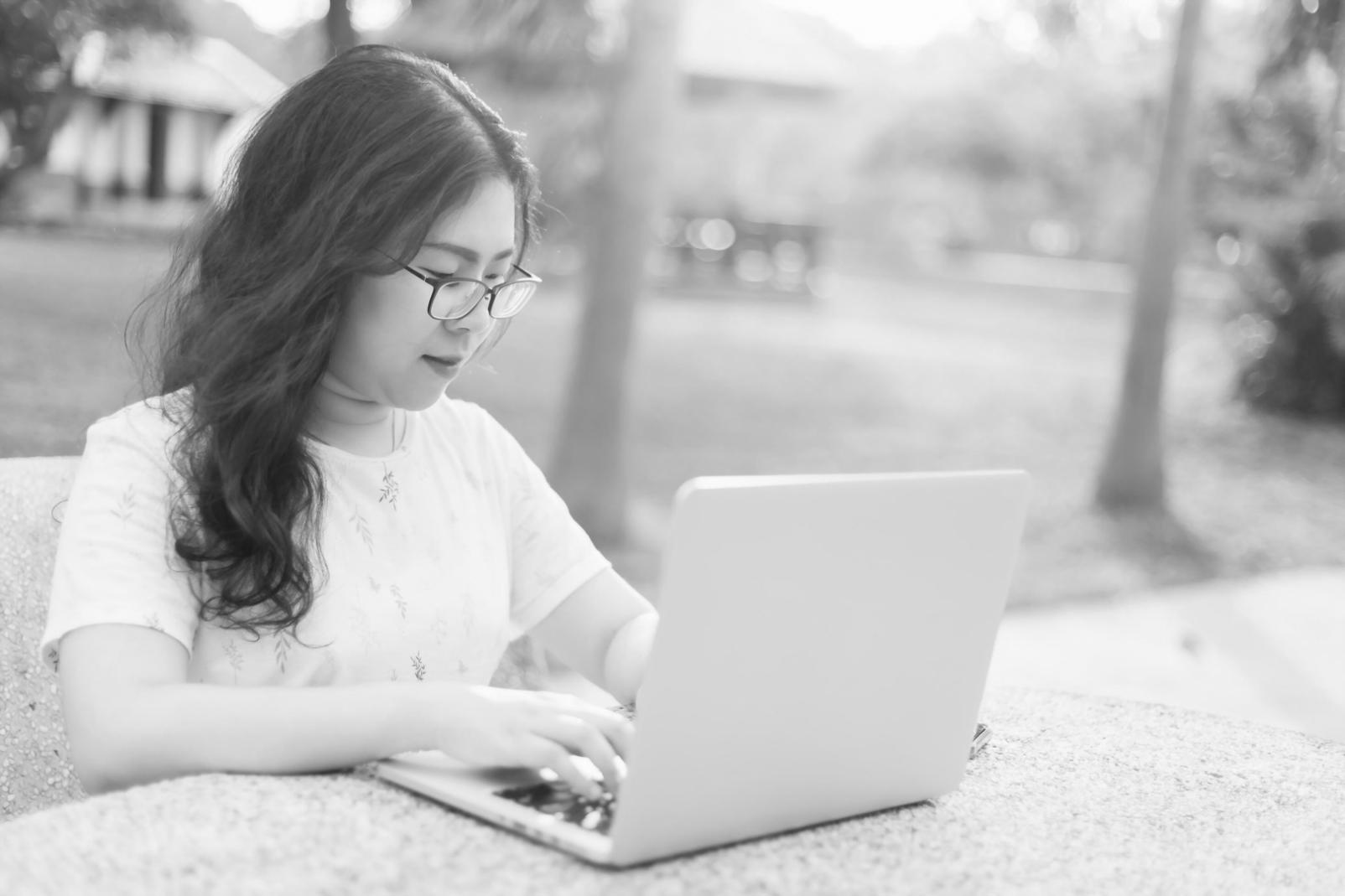Professionnel analysant des données financières sur plusieurs écrans