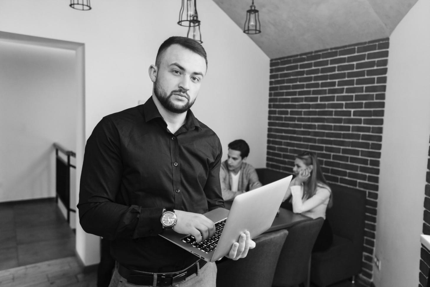 Équipe d'analystes financiers en réunion stratégique