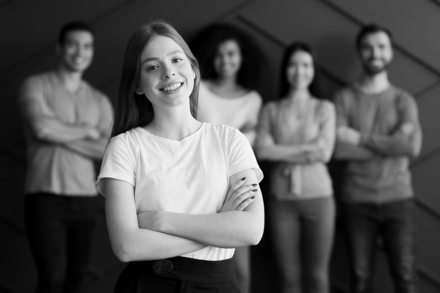 Expert en finance présentant une analyse de marché devant des graphiques complexes