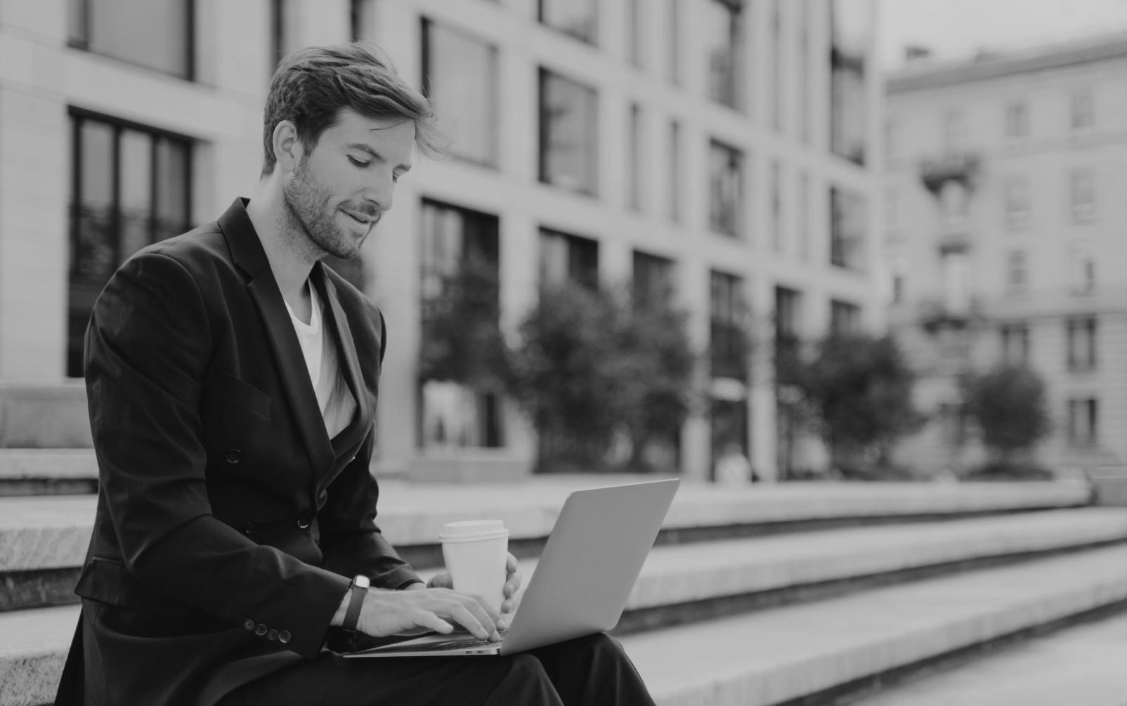 Bureau d'analyse financière moderne avec équipe de professionnels