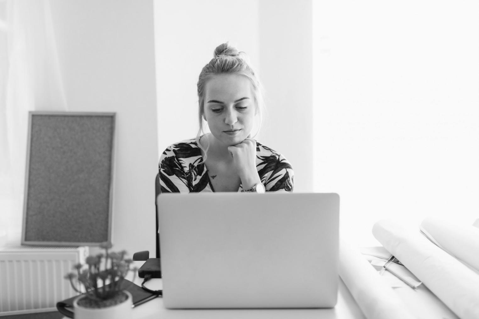 Analyse financière en cours - Graphiques et données sur écrans multiples